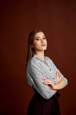 Genç bağımsız kadının mininalizm stili klasik stüdyo fotoğraf seti. Klasik takım elbiseli, siyah ayakkabılı ve gri ceketli güzel bir bayan. Klasik sandalye. Kadın kıyafetleri. Şık kıyafetler..