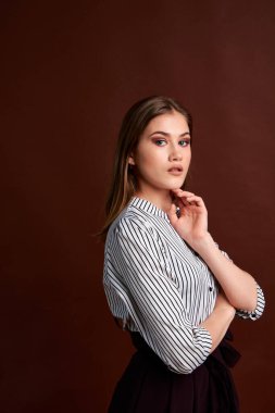 Genç bağımsız kadının mininalizm stili klasik stüdyo fotoğraf seti. Klasik takım elbiseli, siyah ayakkabılı ve gri ceketli güzel bir bayan. Klasik sandalye. Kadın kıyafetleri. Şık kıyafetler..