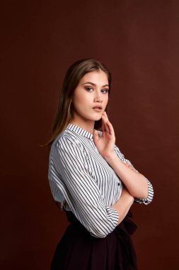 Genç bağımsız kadının mininalizm stili klasik stüdyo fotoğraf seti. Klasik takım elbiseli, siyah ayakkabılı ve gri ceketli güzel bir bayan. Klasik sandalye. Kadın kıyafetleri. Şık kıyafetler..