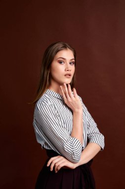 Genç bağımsız kadının mininalizm stili klasik stüdyo fotoğraf seti. Klasik takım elbiseli, siyah ayakkabılı ve gri ceketli güzel bir bayan. Klasik sandalye. Kadın kıyafetleri. Şık kıyafetler..