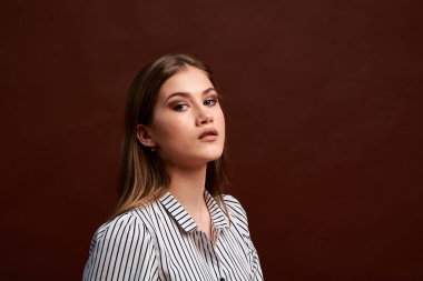 Genç bağımsız kadının minimalizm stili klasik stüdyo fotoğraf seti. Klasik takım elbiseli, siyah ayakkabılı ve gri ceketli güzel bir bayan. Klasik sandalye. Kadın kıyafetleri. Şık kıyafetler..