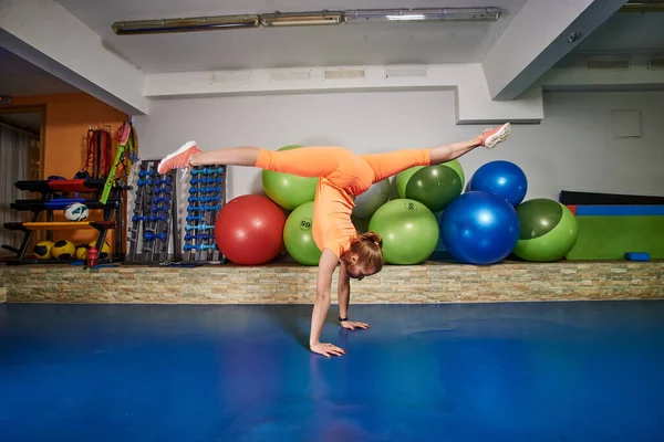 Slim Atletisk Ung Kvinna Sportkläder Gör Sport Stretching Övningar Gym — Stockfoto