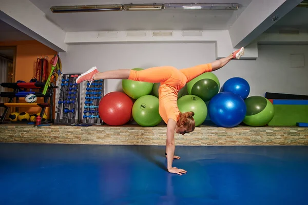 Slim Jeune Femme Athlétique Vêtements Sport Fait Des Exercices Étirement — Photo