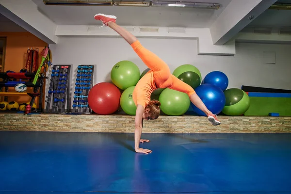 Slim Jeune Femme Athlétique Vêtements Sport Fait Des Exercices Étirement — Photo