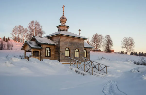 Деревянная церковь зимой — стоковое фото