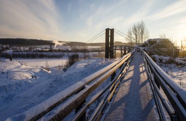 Nehrin üzerindeki asma köprü