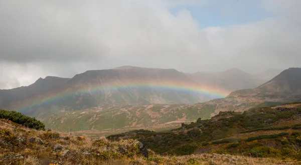 Rainbow over de vallei in Kamtsjatka — Stockfoto