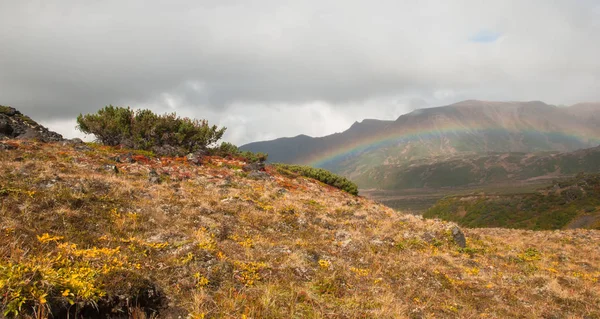 Rainbow over een bergdal, Kamtsjatka — Stockfoto