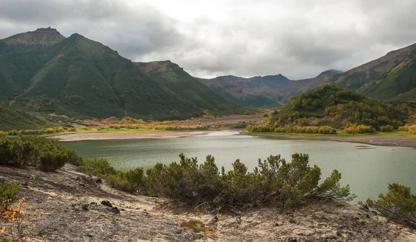 Paisagem com um lago em Kamchatka — Fotografia de Stock