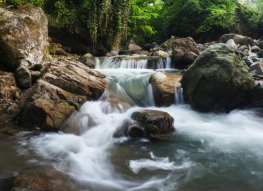 Dağ nehrinde küçük bir şelale