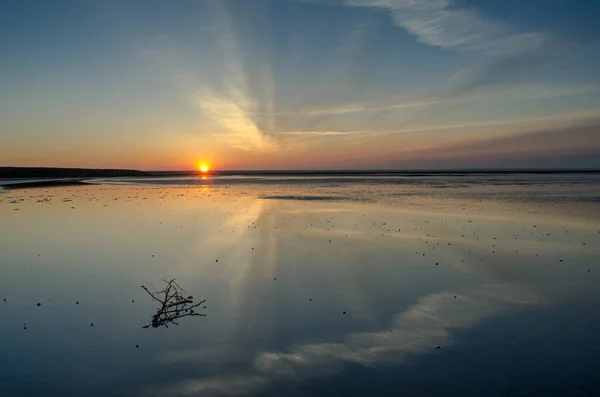 Lever de soleil sur le lac, les nuages se reflètent dans l'eau . — Photo