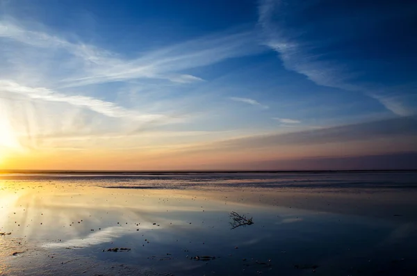 Manhã no lago, nascer do sol, nuvens refletidas na água — Fotografia de Stock