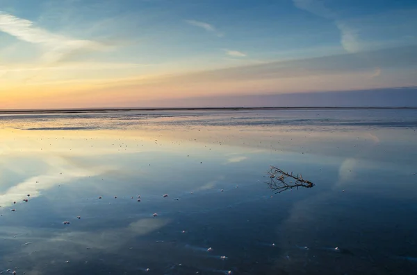 Sabah göl, bulutlar suda yansıtılır.