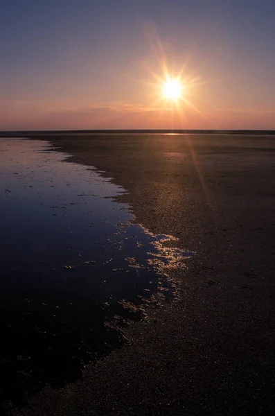 Le soleil couchant sur la rive du lac — Photo
