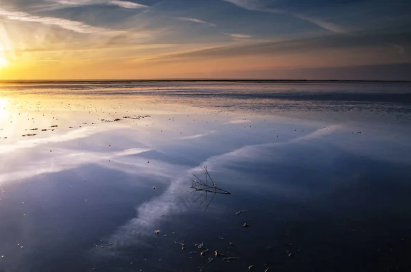 Sabah göl, bulutlar suda yansıtılır. 