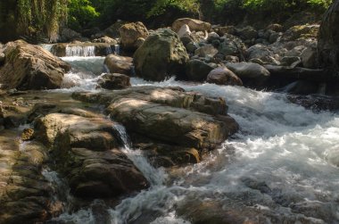dağ nehir taşları arasında akar.