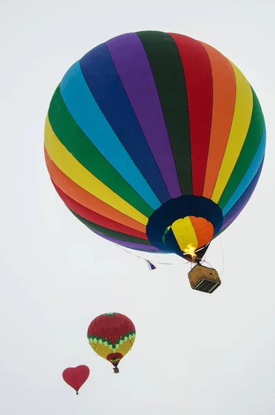 Hafif bir arka plan üzerinde üç balon — Stok fotoğraf