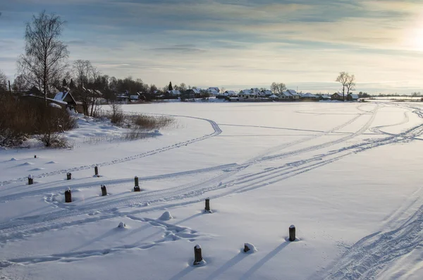 Le village au bord d'un lac gelé — Photo