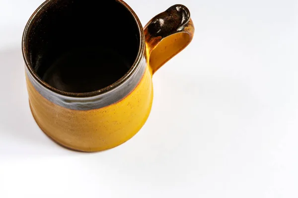 Tasse à bière vide en argile. Ferme là. Espace pour le lettrage ou le design. Sé — Photo