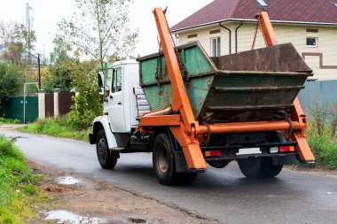 Köy yolunda çöp kamyonu geçiyor. Seçici odak.