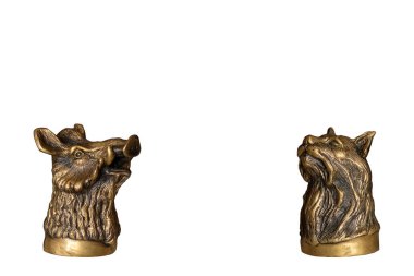 Beyaz arka planda izole edilmiş hayvan kafalarının bronz figürleri. Kedi
