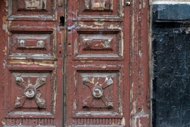 Boya soyan eski bir ahşap kapının parçası. Seçici f