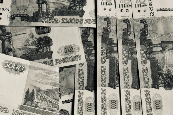 Primer plano de cinco mil billetes de rublos rusos. Monocromo — Foto de Stock