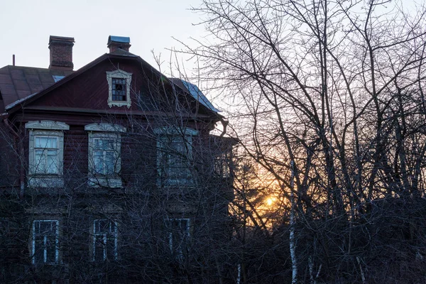 Antiga casa misteriosa bonita na floresta ao pôr-do-sol — Fotografia de Stock