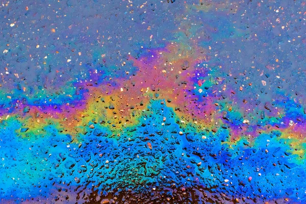 Bright multi-colored oil stain on the asphalt. Abstract backgrou — Stock Photo, Image