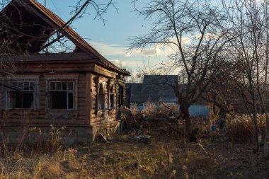 Gün batımında harap olmuş eski bir kır evi..