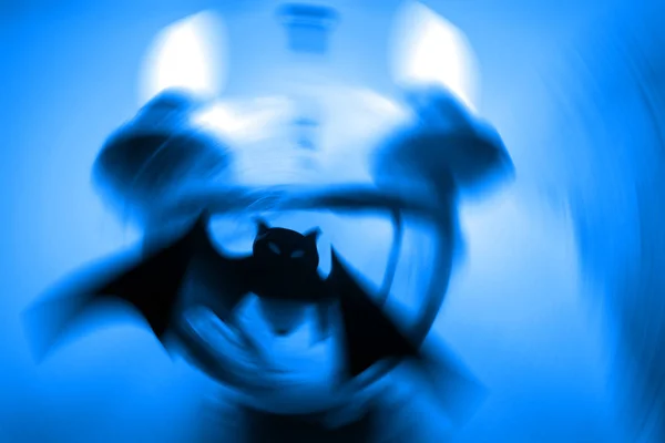 Silhueta de um morcego místico sobre um fundo azul crepúsculo com — Fotografia de Stock