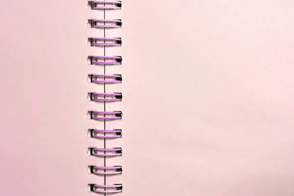 Крупный план разворота блокнота в фиолетовых розовых тонах. Copyspac — стоковое фото