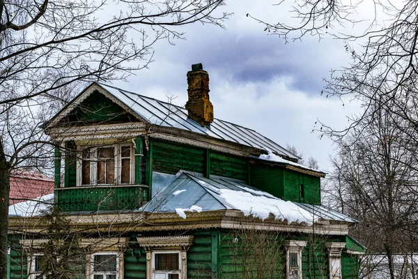 Vecchia classica casa russa in periferia in inverno — Foto Stock
