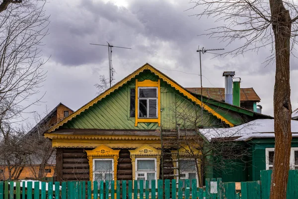 Frammento di una vecchia casa russa colorata in periferia contro — Foto Stock