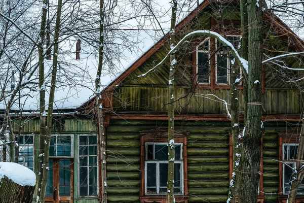 Fragmento de uma antiga casa clássica em uma floresta suburbana no inverno — Fotografia de Stock