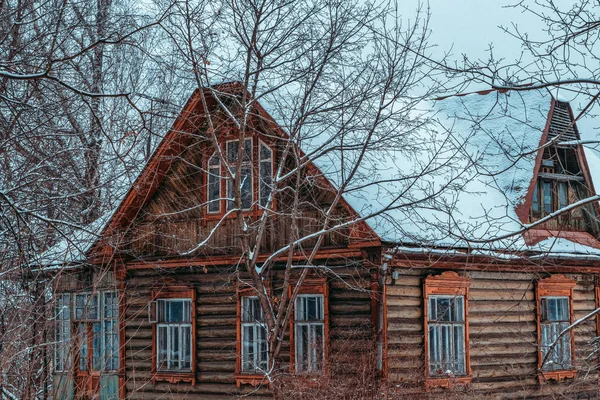 Vecchia classica casa russa in una foresta suburbana in inverno — Foto Stock