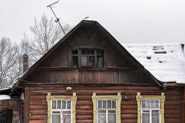 Fragment van een oud vervallen dorpshuis in de winter — Stockfoto