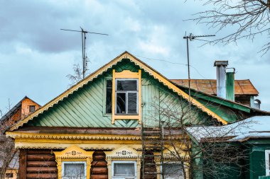 Eski bir kırsal evin oyulmuş çerçeveleriyle ön cephenin bir parçası..