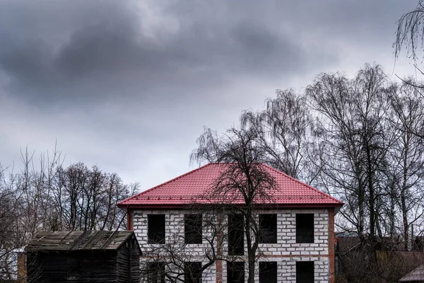 Verlaten Onafgewerkt Huis Buitenwijken Tegen Een Somber Landschap Dikke Grijze — Stockfoto