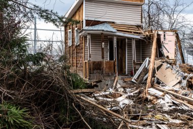 Yıkılmış kır evi. Seçici odak