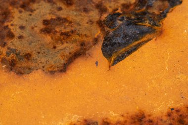 Soyut arkaplan. Paslanma ve paslanma izleri ile boyanmış metal yüzey. Seçici odak.