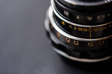 Eski bir manuel fotoğraf lensinin parçasının yakın çekimi. Seçici odak