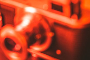 Eski bir kameranın odaksız görüntüsü. Yakın plan. Kopyalama. Kırmızı renklendirme.