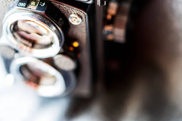 Eski bir Twin Lens Reflex kamerasının yakın plan bulanık fotoğrafı. Kopyalama alanı
