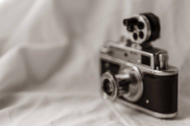 Dış bateri mesafe buluculu bir retro kameranın bulanık fotoğrafı. Harf ya da tasarım için boşluk.