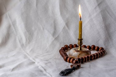 Yanan mum ve ortodoks tespihi. Harfler ya da dizayn için boşluk. Seçici odak