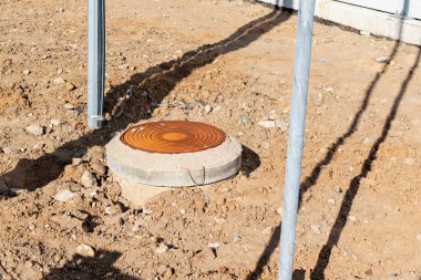 Paslı metal kaplamalı tesisat tesisatı.