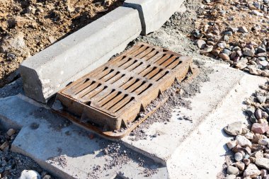 Asfalt inşaatı, su boşaltma kuyusunda ızgara.