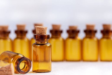 Mantarlı kehribar renkli ilaç şişeleri. Seçici odaklanma. Boşluğu kopyala