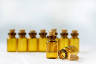 Mantarlı kehribar renkli ilaç şişeleri. Seçici odaklanma. Boşluğu kopyala